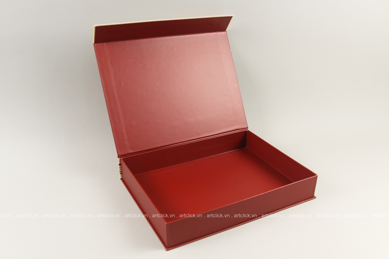 in hộp giấy màu đỏ